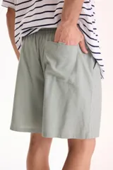 Bermuda de lino negro con cintura elastizada y cordón ajustable.