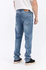 Jean de corte slim, color celeste con sutil efecto lavado, tiro medio y diseño clásico de cinco bolsillos.