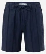 Bermuda recta de playa en color blanco roto, confeccionada en algodón texturizado con efecto de rayas verticales. Posee cintura elástica con cordón ajustable.