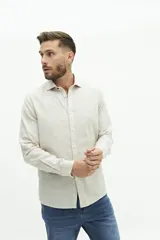Camisa de manga larga color beige claro, confeccionada en una mezcla de lino y algodón. Presenta un corte semi slim, cuello camisero y un pequeño logo bordado en el pecho.