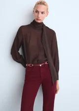 Pantalón jeans de corte recto y tiro medio, confeccionado en tejido de algodón estilo vaquero, con cierre frontal de cremallera y botón, y diseño de cinco bolsillos.