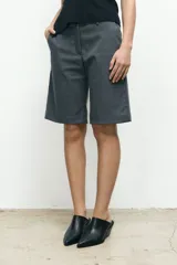 Bermuda gris de corte sastrero.