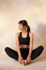 Calza larga de entrenamiento color bordó, de tiro alto y ajuste ceñido, confeccionada en tejido elástico de alta compresión.