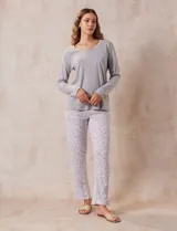 Pantalón de pijama estampado marca René Rofé, con cintura elastizada.