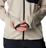 Campera técnica de senderismo Columbia Titanium, color beige con detalle de bolsillo en el pecho en color negro. Presenta cierre frontal completo, cuello alto, mangas largas con orificios para los pulgares y dobladillo con ribete elástico.