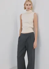 Pantalón de piqué color gris oscuro, de corte recto y holgado con pinzas en la parte delantera y cintura elástica.