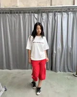Remera blanca de manga corta, corte regular y cuello redondo, con gran estampado en la espalda de temática "Worldwide Tour" con una calavera y texto en rojo, azul y blanco.