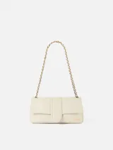 Cartera de cuero de cordero color blanco de silueta rectangular, con solapa frontal, cierre magnético y correa de cadena combinada con cuero trenzado. Incluye el logotipo de la marca grabado en dorado en el frente.