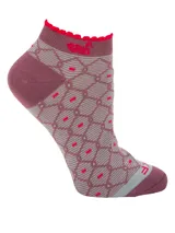 Calcetín corto de mujer con diseño geométrico en tonos morado y gris, con detalles en color fucsia. Presenta borde superior con terminación ondulada y logo de la marca bordado.