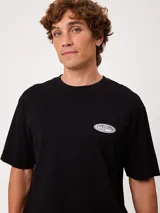 Remera blanca de manga corta y corte holgado de la marca Rusty, con estampado gráfico en la espalda con el logo de la marca en tonos grises.