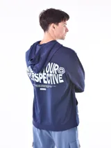 Hoodie negro con capucha y bolsillo canguro. Presenta un pequeño texto estampado en blanco en el pecho que dice: "STREET STYLE HAS REVOLUTIONIZED THE FASHION INDUSTRY".