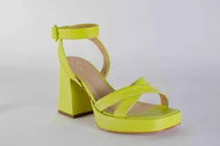 Sandalias de plataforma color verde lima, con tiras cruzadas sobre el empeine y pulsera al tobillo con hebilla.