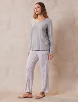 Pantalón de pijama estampado marca René Rofé, con cintura elastizada.