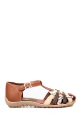 Sandalia tipo arañita Vanzetti con diseño de tiras cruzadas en cuero liso marrón, cuero crema y cuero con textura animal print moteada. Cuenta con cierre de hebilla lateral y suela plana flexible.