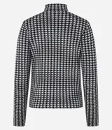 Suéter de cuello alto con estampado de pata de gallo en blanco y negro.