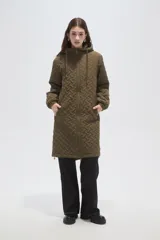 Campera larga acolchada color verde militar, con diseño de costuras geométricas, cierre frontal, capucha con cordones ajustables y puños elásticos.