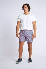 Short de baño con estampado de hojas en tonos azul y salmón, cuenta con cintura elástica con cordón ajustable, bolsillos laterales y bolsillo trasero.