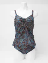Tankini estampado de la marca Club del Sol, confeccionado con tejido italiano. Consta de una musculosa con escote en V fruncido, copa armada con sujetador interno y forro, combinada con una bombacha de bikini clásica a juego.