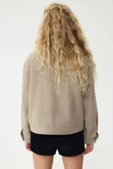 Campera de sarga con acabado cepillado, corte holgado y hombros caídos. Presenta un cuello extraíble de pelo sintético, cierre frontal con botones, bolsillos delanteros con solapa y puños abotonados.
