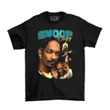 Remera negra de algodón con estampado estilo vintage de Snoop Dogg en el frente. Presenta múltiples imágenes del artista y el nombre del mismo en tipografía destacada.