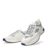 Championes urbanos Umbro modelo Jogger, color blanco con detalles en gris y suela azul marino. Presentan un diseño de paneles superpuestos, cierre con cordones grises y logo de la marca en el lateral.