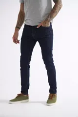 Jean de corte skinny para hombre, con diseño de cinco bolsillos, pasacintos y cierre frontal. Confeccionado en denim de tono azul claro con acabado lavado.