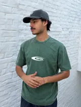 Gorro tipo gorra de béisbol color gris oscuro con efecto lavado, con un pequeño logo bordado en blanco en el frente.