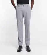Pantalón de vestir gris con estampado a cuadros, corte slim fit, con bolsillos laterales y traseros.