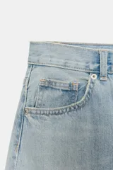 Jeans de tiro alto con diseño de pierna extra ancha y larga. Presenta cinco bolsillos, cierre frontal con cremallera y botón metálico, con un acabado de lavado desgastado.