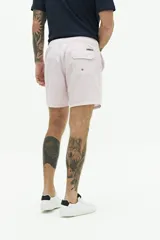 Short de baño con estampado floral en tonos azul y blanco, con cintura fija, cierre de botón y bolsillos laterales.