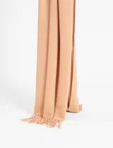 Bufanda rectangular de poliéster color azul eléctrico con flecos en los extremos.