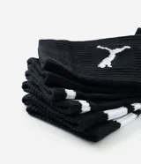 Kit de tres pares de medias deportivas Puma de caña larga, confeccionadas en algodón. Incluye un par blanco con rayas y logo azules, un par negro con rayas y logo blancos, y un par liso de color azul.