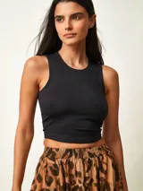 Musculosa crop negro de corte ajustado, con cuello redondo y diseño sin mangas.