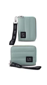 Billetera corta de diseño capitoneado con cierre perimetral y solapa frontal. Cuenta con compartimentos internos para tarjetas y billetes, e incluye una correa de mano desmontable.