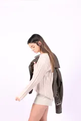 Buzo de punto con cuello redondo y mangas largas, confeccionado en lana merino y algodón.