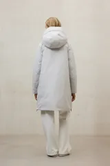 Campera larga acolchada color verde oliva, con capucha grande y cierre frontal de cremallera negra.