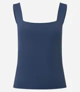 Blusa básica sin mangas marca Cortelle, confeccionada en poliamida, con escote cuadrado y tirantes medianos.