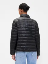 Campera puffer de corte recto y cuello alto, con cierre frontal y diseño acolchado horizontal.