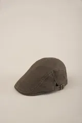 Boina estilo irlandés color verde militar con costuras reforzadas y hebilla metálica ajustable en el lateral.