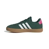 Championes Adidas modelo VL Court, de diseño inspirado en el skate, con capellada de cuero revestido en color verde oscuro, tres bandas laterales blancas y detalle en talón color fucsia. Presenta suela vulcanizada de caucho color caramelo.