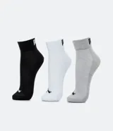 Pack de tres pares de medias deportivas Puma de caña corta, confeccionadas en tejido de algodón con textura. Incluye un par negro, uno blanco y uno gris, cada uno con el logo de la marca en el talón y el nombre en la parte superior.