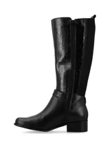 Bota de caña alta con taco medio, confeccionada en una combinación de cuero napa y cuero con textura croco. Presenta un diseño de estilo hípico con hebilla y apliques metálicos decorativos, panel trasero elastizado para mayor ajuste y cierre lateral interno.