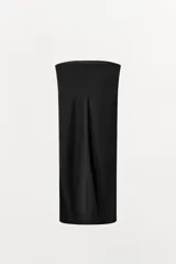 Vestido midi de escote recto y diseño strapless, con corte recto y abertura en la espalda.