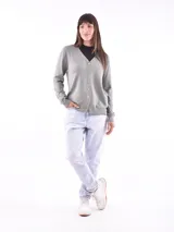 Saco tipo cárdigan negro con botones dorados, escote en V y mangas largas.