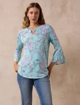 Blusa de seda fría estampada con flores en tonos celeste, lila y verde. Tiene cuello redondo con escote en V entrelazado y mangas 3/4 acampanadas.