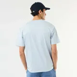 Remera celeste de manga corta, con cuello redondo y corte oversize o confort fit, confeccionada en algodón.