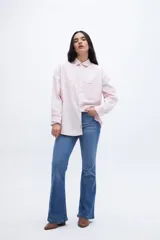 Camisa celeste de algodón con cuello solapa clásico, manga larga con puños abotonados, calce relaxed y bolsillo cuadrado en el pecho.