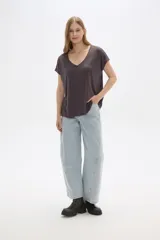 Remera manga corta color gris oscuro, con cuello en V y corte holgado.