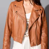 Campera estilo motoquera color camel de cuero ovino natural, con forro interno y cierre asimétrico.