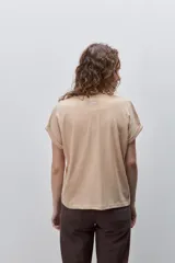 Remera blanca de silueta amplia y calce relajado, confeccionada en tela suave y liviana, con cuello redondo, mangas cortas con vuelta y hombros caídos. Cuenta con un delicado bordado frontal en color azul con la inscripción "LE SOLEIL TOUTE L'ANNÉE sur la Côte d'Azur".
